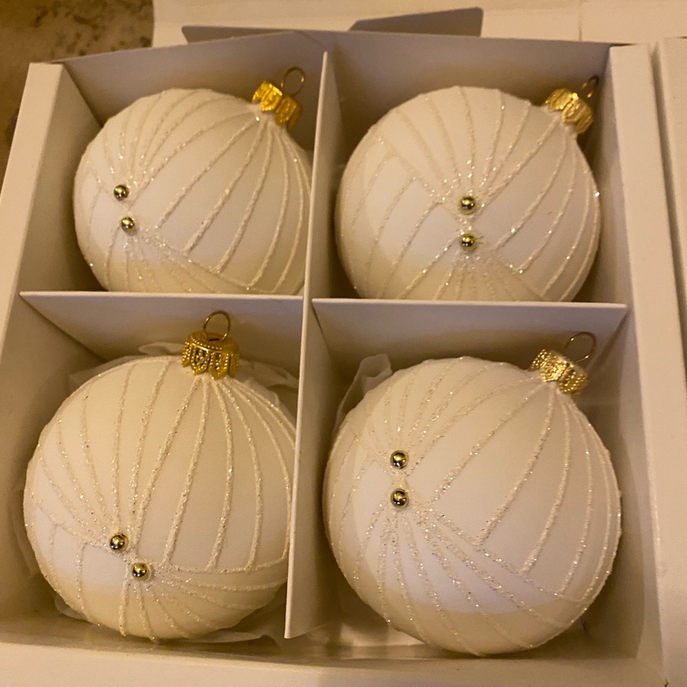 Elegant White and Gold Christmas Ornaments - Picture 2 of 5